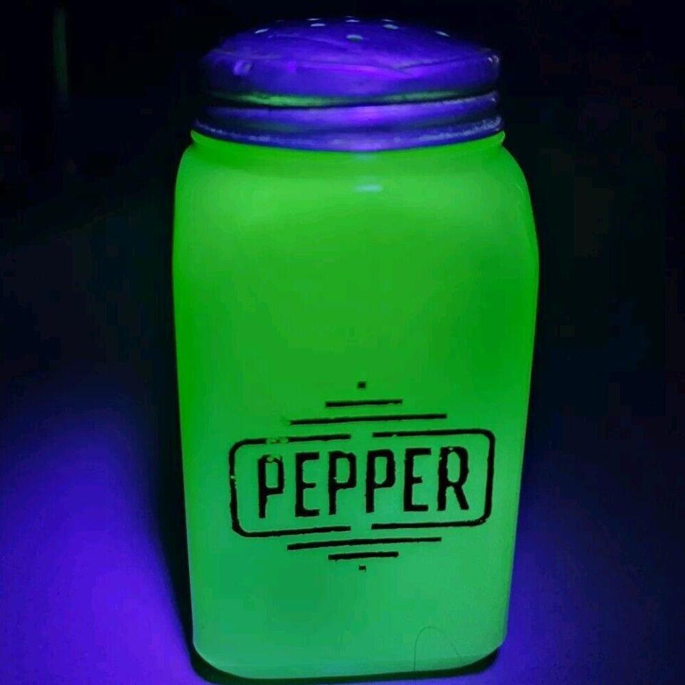 Vintage McKee Jadite Small Box PEPPER Range Shaker Jadeite READ Dented Lid